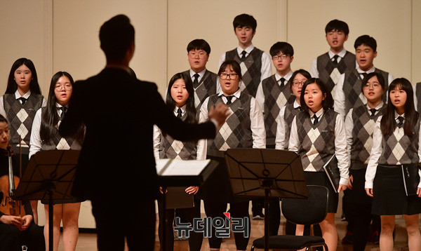 ▲ 서울디지텍고등학교 제6회 정기연주회:미8군 군악대와 함께하는 나라사랑음악회가 6일 저녁 서울 용산구 용산아트홀 대극장 미르홀에서 진행되고 있다. ⓒ뉴데일리 정상윤 사진기자