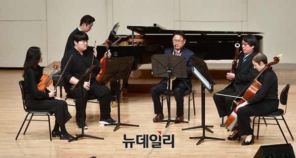 ▲ 서울디지텍고등학교 제6회 정기연주회:미8군 군악대와 함께하는 나라사랑음악회가 6일 저녁 서울 용산구 용산아트홀 대극장 미르홀에서 진행되고 있다. ⓒ뉴데일리 정상윤 사진기자