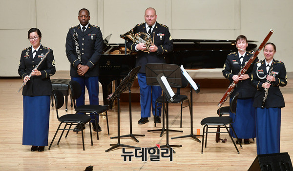 ▲ 서울디지텍고등학교 제6회 정기연주회:미8군 군악대와 함께하는 나라사랑음악회가 6일 저녁 서울 용산구 용산아트홀 대극장 미르홀에서 진행되고 있다. ⓒ뉴데일리 정상윤 사진기자