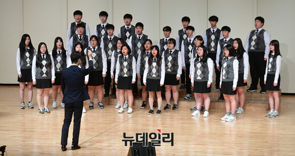 ▲ 서울디지텍고등학교 제6회 정기연주회:미8군 군악대와 함께하는 나라사랑음악회가 6일 저녁 서울 용산구 용산아트홀 대극장 미르홀에서 진행되고 있다. ⓒ뉴데일리 정상윤 사진기자