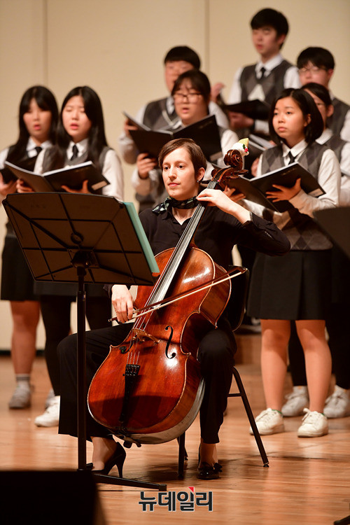 ▲ 서울디지텍고등학교 제6회 정기연주회:미8군 군악대와 함께하는 나라사랑음악회가 6일 저녁 서울 용산구 용산아트홀 대극장 미르홀에서 진행되고 있다. ⓒ뉴데일리 정상윤 사진기자