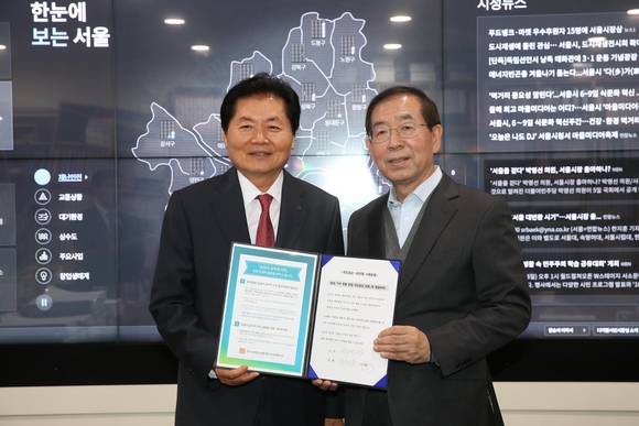 ▲ 5일에는 박원순 서울시장 역시 농업가치 헌법반영을 위한 서명운동에 동참했다. ⓒ 김병원 회장 페이스북