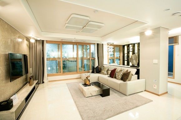 ▲ 자료사진. 지난해 4월 공급된 '킨텍스 원시티' 120㎡T 거실. ⓒ포스코건설