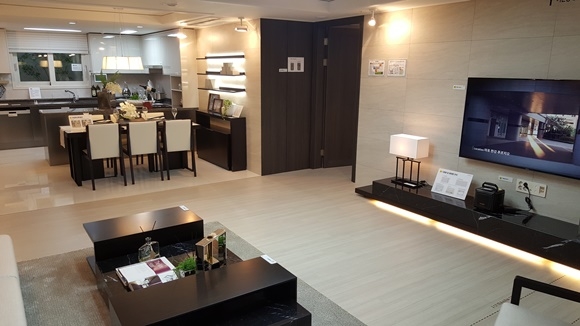 ▲ 자료사진. 지난해 12월 선보인 '연희 파크 푸르지오' 전용 112㎡ 거실. ⓒ대우건설