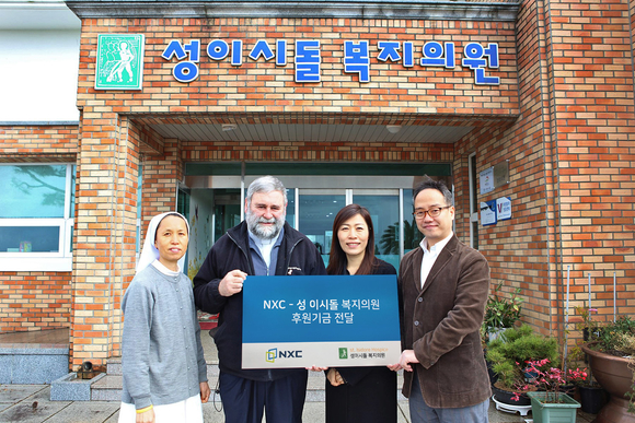 ▲ (왼쪽부터)우정남 수녀, 마이클 리어던 신부, 엔엑스씨 이재교 브랜드홍보본부장, 이보인 사회공헌팀장ⓒ엔엑스씨