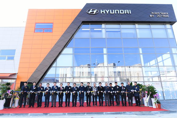 ▲ 현대 상용차 복합거점 '엑시언트 스페이스 울산' 개소식에 참석한 (좌에서 6번째부터) 이진용 울산전세버스사업조합이사장, 정인옥 현대자동차 상용국내사업부장, 신진철 울산화물사업조합이사장, 유재영 현대자동차 상용사업본부장, 양재원 울산버스사업조합이사장의 모습ⓒ현대자동차