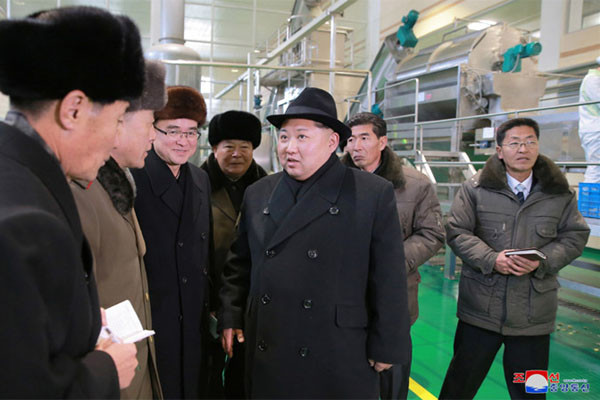 ▲ 中국경과 맞닿은 양강도 삼지연군의 감자가루공장에 간 김정은. ⓒ北선전매체 화면캡쳐.
