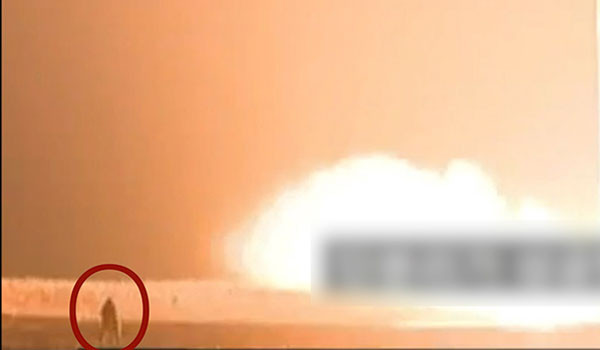 ▲ '자유아시아방송(RFA)'이 입수해 공개한 '화성-15형' ICBM 발사 당시 주변에 있던 북한군. 곧 화염에 휩싸여 사라졌다고 한다. ⓒRFA 관련보도 화면캡쳐-北조선중앙TV.