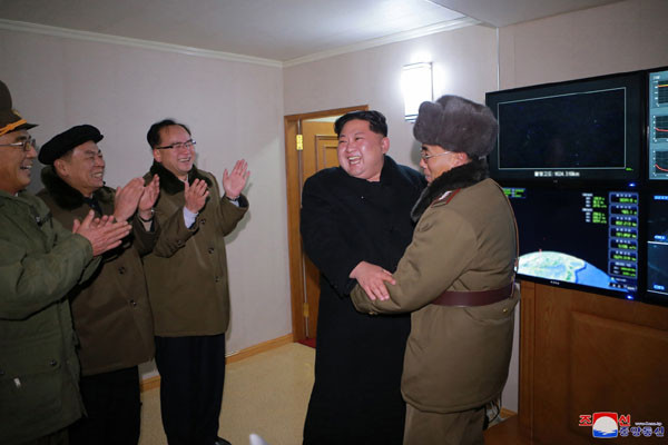 '화성-15형' 발사에 성공한 뒤 활짝 웃는 김정은. 北선전매체가 공개한 사진을 보면, 김정은은 이곳에서 발사대 주변을 계속 지켜보고 있었다. ⓒ北선전매체 화면캡쳐.