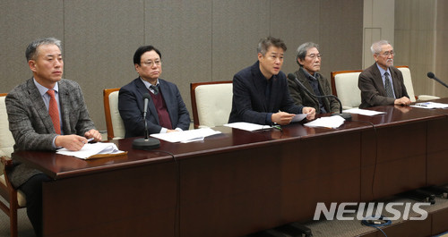 ▲ '소송 지원 모임'이 7일 오전 서울시 중구 한국프레스센터에서 출범 기자회견을 열고 있다. ⓒ뉴시스