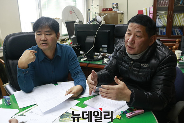 ▲ 고령박씨 문중 관계자들이 7일 청주시 낭성면 도로공사에 종중산이 뒤늦게 포함된 억울한 사연을 설명하고 있다.ⓒ김종혁 기자