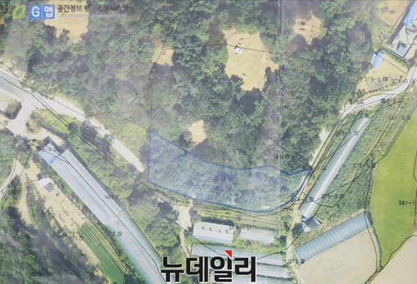 ▲ 고령박씨 종중산중 도로공사에 포함된 부분(가운데 파란색안). 왼쪽으로 새로난 교량과 수해를 입기전 못자리뱅크 비닐하우스가 하천을따라 지어져 있다.ⓒ김종혁 기자