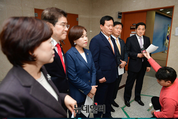 ▲ 자유한국당 소속 국회 과학기술정보방송통신위원들이 기자회견을 가진 뒤, 취재진의 질문에 답하고 있다. ⓒ뉴데일리 정상윤 기자