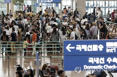 ▲ 인파로 붐비는 공항.ⓒ연합뉴스