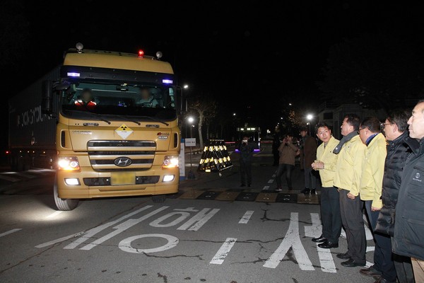 ▲ 이재관 대전시장 권한대행이 8일 새벽 대전 한국원자력연구원에 임시보관돼 있던 방사성폐기물 200드럼을 경주 방사성폐기물처리장으로 반출하는 과정을 지켜보고 있다.ⓒ대전시