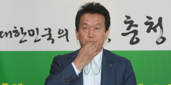 ▲ 박주원 국민의당 최고위원이 지난 9월 20일 오전 충남 남산중앙시장 상인회 사무실에서 열린 충남현장 최고위원회의에서 경고 의미의 호루라기를 불고 있다. ⓒ뉴시스