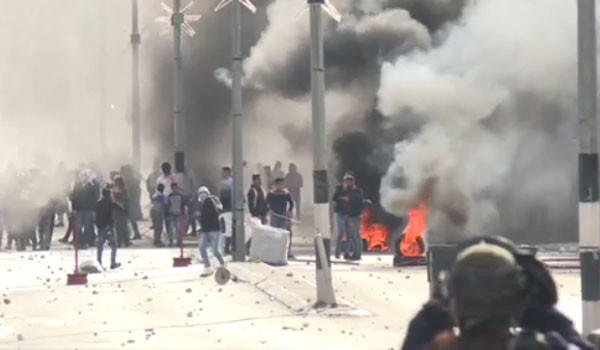 ▲ 도널드 트럼프 美대통령이 "이스라엘의 수도는 예루살렘"이라고 발표한 뒤 아랍인들의 분노는 이스라엘을 향하고 있다. 사진은 이스라엘에서 일어난 대규모 시위. ⓒ타임 오브 이스라엘 관련보도 화면캡쳐.