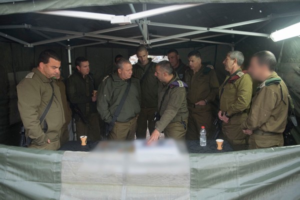 시위가 점차 확산되자 이스라엘 방위군 지휘관들은 첩보부대와 대테러부대로 주요 지역 경비를 강화했다. 사진은 지난 6일(현지시간) 이스라엘 방위군 지휘관들의 회의 장면. 지휘관들이 모두 돌격소총을 메고 있다. ⓒ타임 오브 이스라엘 관련보도 화면캡쳐-이스라엘 방위군 공개사진.