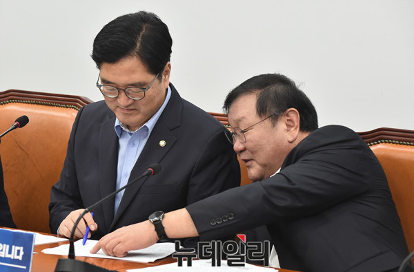 ▲ 더불어민주당 우원식 원내대표와 김태년 정책위의장이 회의 도중 회의자료를 살펴보며 뭔가를 논의하고 있다. ⓒ뉴데일리 이종현 기자