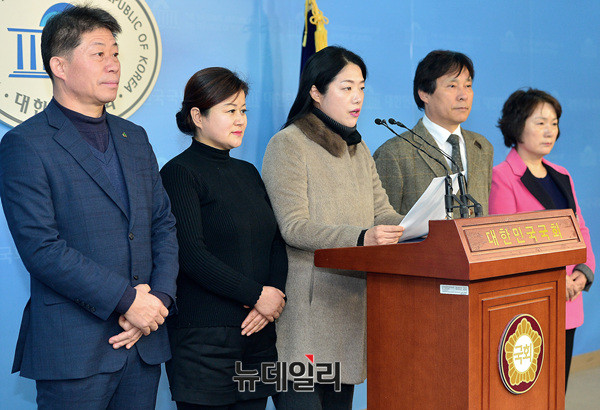 ▲ 전현숙 국민의당 경남도의원이 8일 오후 국회 정론관에서 바른정당과의 통합을 지지하는 기자회견을 갖고 있다. ⓒ뉴데일리 공준표 기자