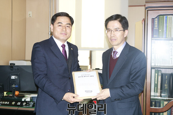 ▲ 윤해명 증평군의원(왼쪽)이 8일 충북도 안석영 총무과장에게 증평군 L팀장의 갑질행태에 대한 피해자 사실조사서를 제출하고 있다.ⓒ김종혁 기자
