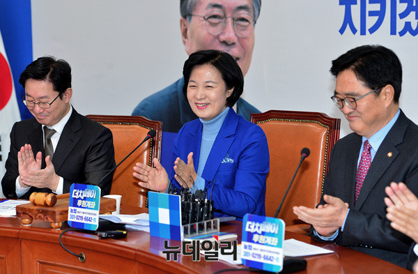 ▲ 추미애 더불어민주당 대표, 우원식 원내대표, 박범계 최고위원이 8일 오전 국회에서 열린 최고위원회의에 참석해 최승호 MBC 신임 사장 소식을 언급하며 박수치고 있다.ⓒ뉴데일리 공준표 기자