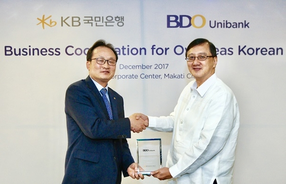 ▲ 지난 6일 이환주 국민은행 외환사업본부장(왼쪽)과 BDO Unibank 애드문도 소리아노(Edmundo Soriano) 부행장이 금융서비스 업무협약을 체결하고 기념촬영을 하고 있다. ⓒKB국민은행