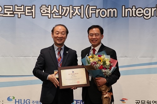 ▲ 왼쪽부터 권영상 한국감사협회 회장, 오원택 HUG 감사실장. ⓒHUG