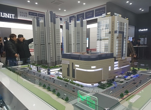 ▲ 동탄역 롯데캐슬 트리니티 모형도. 롯데백화점과 연결된 2개동이 오피스텔, 나머지 4개동은 아파트로 조성된다. =이보배 기자