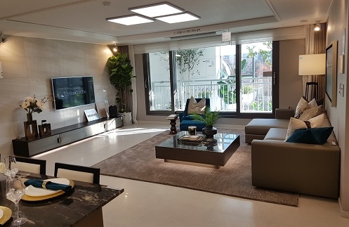 ▲ 동탄역 롯데캐슬 트리니티 아파트 전용 102타입 거실전경. ⓒ롯데건설