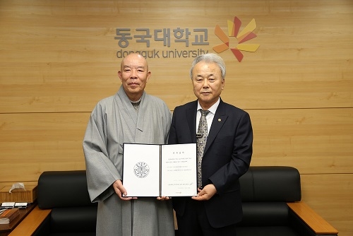 ▲ 지난 6일 서울 중구 동국대학교에서 동대 한태식 총장(왼쪽), 불교대학원 최고위과정 26기 홍창석 회장이 기념사진을 촬영하고 있다. 홍 회장은 이날 동국대에 1천만원을 기부했다. ⓒ동국대
