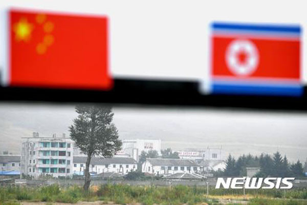 중국 국경에서 바라 본 북한. 최근 중국에 출장 간 北관리들이 중국인을 자극하는 행동을 계속 하고 있다고 '자유아시아방송'이 보도했다. ⓒ뉴시스. 무단전재 및 재배포 금지.