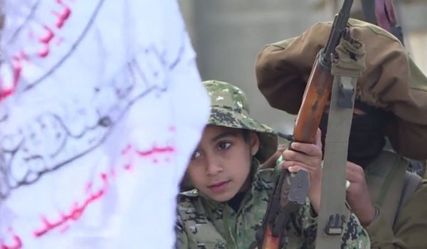 ▲ 하마스 지도자의 '봉기' 촉구 이후 민병대들이 완전무장을 하고 가자 지구를 돌며 무력시위를 하기도 했다. 사진은 민병대 트럭에 함께 탄 어린이, 손에 쥔 것은 진짜 총이다. ⓒ'타임 오브 이스라엘' 관련보도 화면캡쳐.