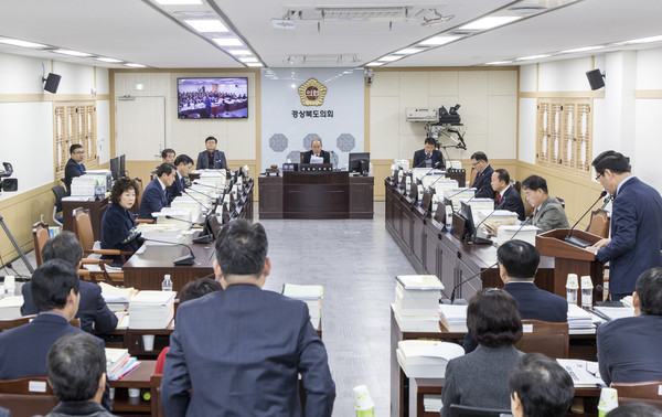 ▲ 지난 8일 열린 경북도와 교육청 소관 경북도의회 예산결산특별위원회 회의 장면.ⓒ경북도의회