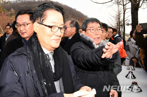 ▲ 10일 오전 전남 목포시 김대중 노벨평화상 기념관 일원에서 열린 제1회 김대중 마라톤대회 출발 지점에서 박지원 국민의당 전 대표가 한 시민이 던진 계란을 맞은 뒤 휴지를 들고 있다. ⓒ뉴시스 DB