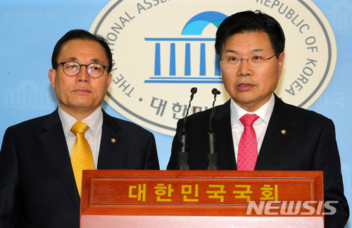 ▲ 자유한국당 원내대표에 출마 선언하는 홍문종 의원과 이채익 의원(오른쪽부터). ⓒ뉴시스 사진 DB