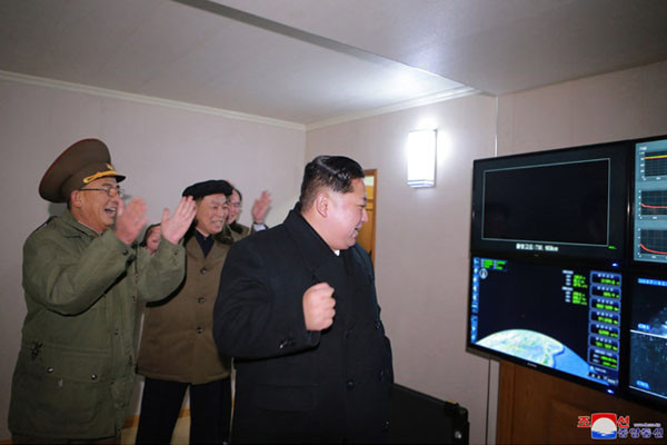 지난 11월 29일 '화성-15형' ICBM 발사를 보며 환호하는 김정은. 그 대가로 돌아가는 것은 추가 대북제재뿐이다. ⓒ北선전매체 화면캡쳐.