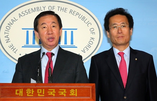 ▲ 자유한국당 김성태 의원(왼쪽)이 10일 국회 정론관에서 원내대표 선거 출마 기자회견을 하고 있다. 오른쪽은 정책위의장 후보인 함진규 의원. ⓒ뉴시스 사진 DB