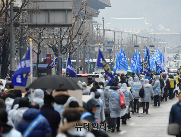 ▲ '대한의사협회 국민건강수호 비상대책위원회'가 10일 오후 서울 덕수궁 대한문에서 청와대 인근 효자치안센터로 행진하고 있다. ⓒ뉴데일리 정상윤 기자