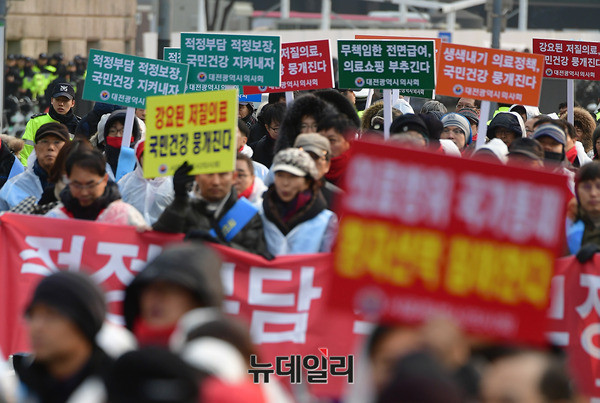 ▲ '대한의사협회 국민건강수호 비상대책위원회'가 10일 오후 서울 덕수궁 대한문에서 청와대 인근 효자치안센터로 행진하고 있다. ⓒ뉴데일리 정상윤 기자
