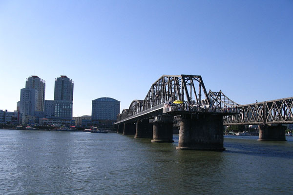 ▲ 북한에서 바라본 조중 우의교. 왼쪽의 끊어진 철교가 옛 '압록강 철교'다. ⓒ위키피디아 공개사진.