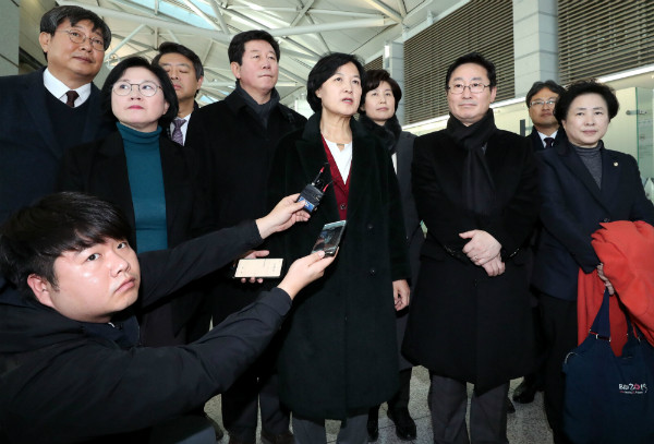 ▲ 더불어민주당 추미애 대표가 11일 인천국제공항에서 박범계 최고위원 등과 함께 러시아 모스크바로 출국하기에 앞서 취재진의 질문에 답하고 있다. ⓒ뉴시스 사진DB