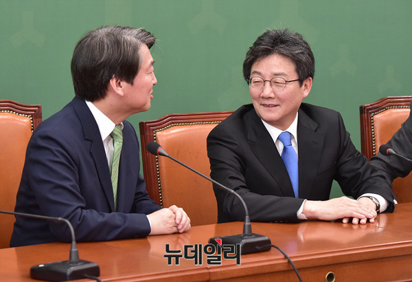 ▲ 바른정당 유승민 대표, 국민의당 안철수 대표 (오른쪽부터). ⓒ뉴데일리 DB