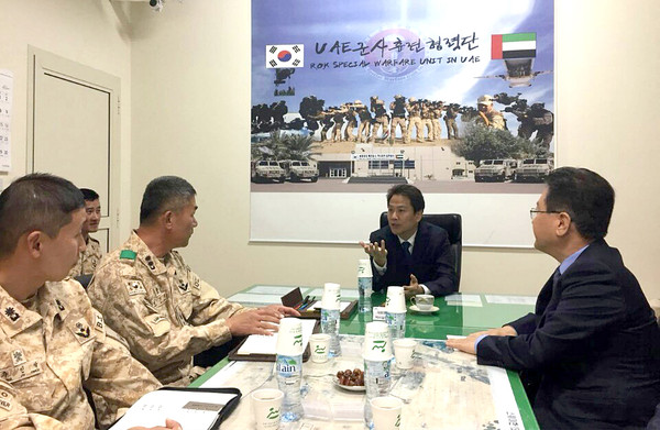 ▲ 임종석 비서실장이 대통령 특사 자격으로 아랍에미리트(UAE)에 있는 아크부대를 방문한 모습. ⓒ청와대 제공