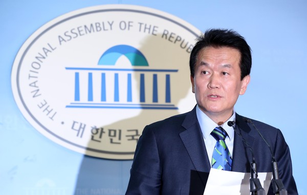 ▲ 고 김대중 전 대통령의 100억 비자금 제보 의혹을 받고 있는 국민의당 박주원 최고위원이 지난 8일 오후 국회 본청 정론관에서 보도 내용이 사실이 아니다라는 입장을 밝히고 있다. ⓒ뉴시스