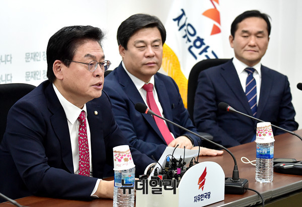 정우택 자유한국당 정우택 원내대표(왼쪽)가 11일 임기를 마무리하는 소회를 밝히고 있다.ⓒ뉴데일리 이종현 기자