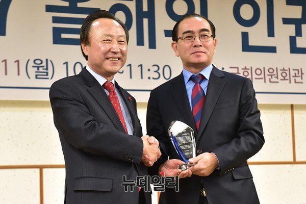 ▲ 태영호 전 영국 주재 북한 공사와 자유한국당 홍일표 의원 (오른쪽부터). ⓒ뉴데일리 이종현 기자