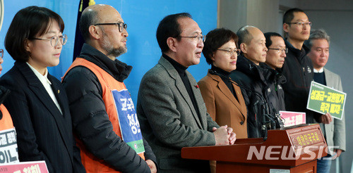 ▲ 전국교직원노동조합과 정의당이 11일 오전 서울 여의도 국회 정론관에서 '3대 교육적폐를 해결하라'는 공동 기자회견을 열고 있다. ⓒ뉴시스