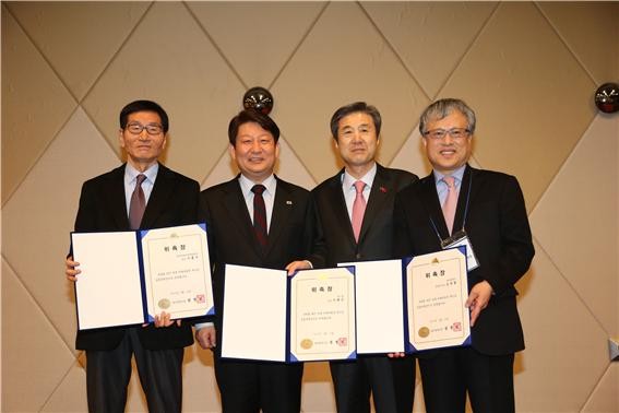 ▲ 대구 국제 매래자동차엑스포 공동조직위원장인 한국자동차공학한림원 이충구회장, 권영진 시장, 에스엘 이충곤 회장, 김연창 대구시 경제부시장(왼쪽부터).ⓒ대구시