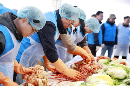 ▲ 추문석 대표(왼쪽 두번째)를 비롯한 삼호 임직원들이 김치를 담그고 있다. ⓒ 대림그룹
